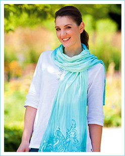 Ob als sommerlichen Schal oder leichtes Accessoires im Winter - dieser elegante Batist-Schal im Kaltbatik-Design ist vielseitig einsetzbar!